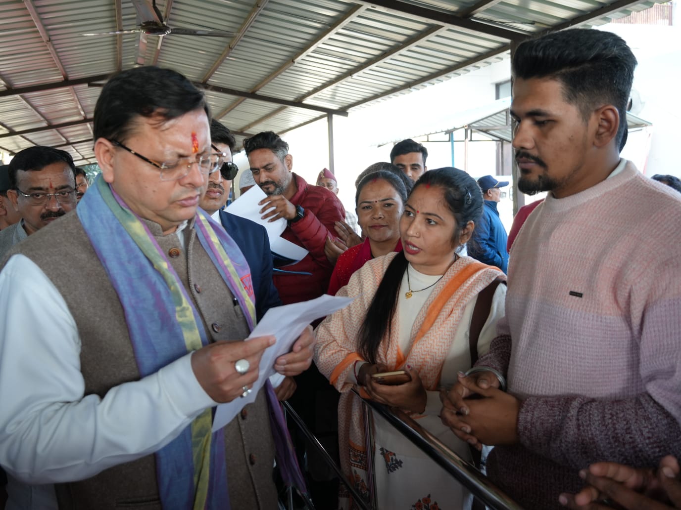 मुख्यमंत्री ने लोहियाहेड हेलीपेड व कैम्प कार्यालय खटीमा मे जनता से संवाद कर सुनी जनसमस्याए, अधिकारियों को दिये जनसमस्याओं के समाधान के निर्देश