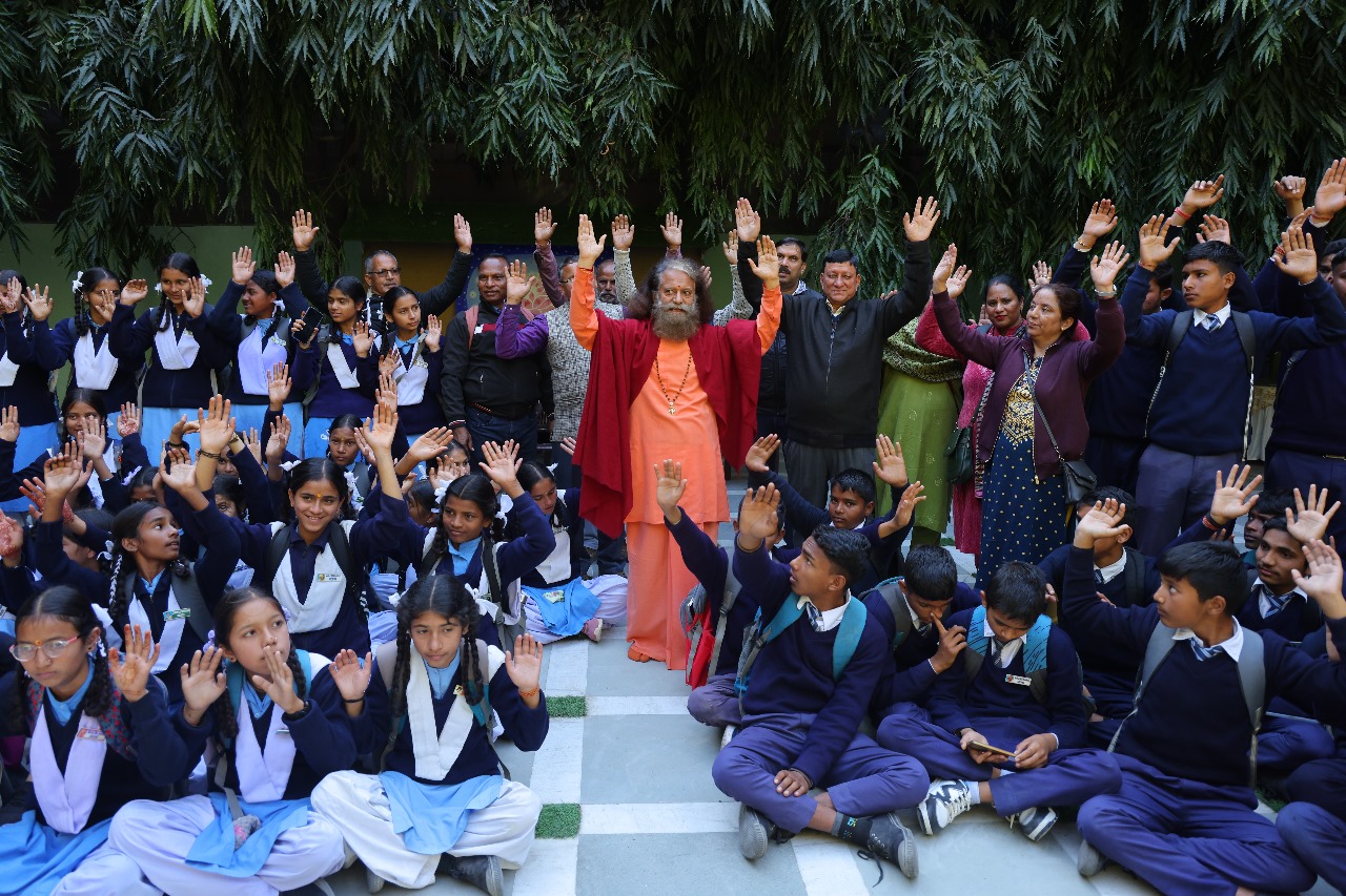 उत्तराखंड देवली, राजकीय विद्यालय के विद्यार्थियों और अध्यापकों ने स्वामी चिदानन्द सरस्वती जी से भेंट कर लिया आशीर्वाद