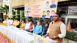 बीजेपी के 46, वे स्थापना दिवस पर सरदार पटेल मंडल के अध्यक्ष आशीष शर्मा को सक्रिय सदस्यता दिलाई गई