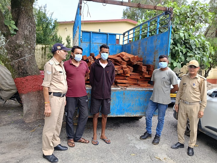 लकड़ी तस्करी रोकने में पुलिस को बड़ी सफलता, तस्कर दबोचे गए