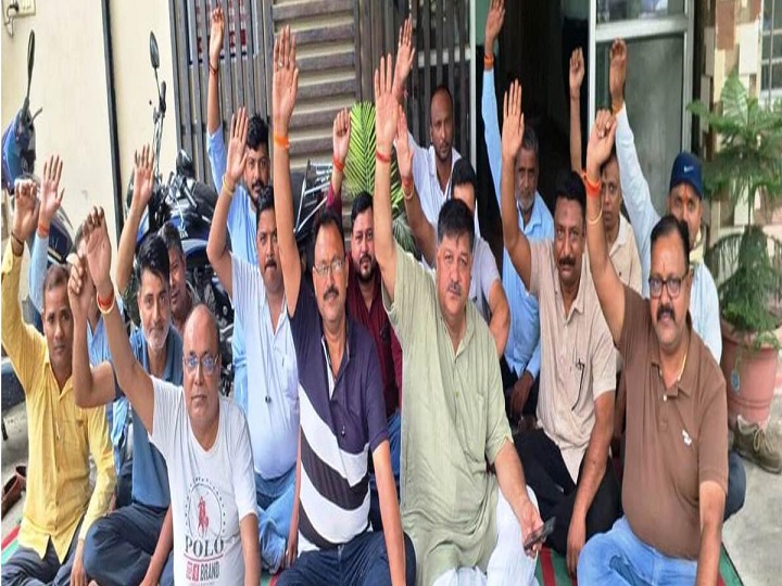 व्यापारिक समस्याओं को लेकर मंडी समिति के बाहर प्रदर्शन