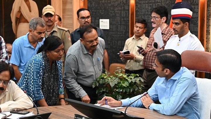 डीएम ने जनता की सुनी पीड़ा, 140 में से अधिकांश शिकायतों का हुआ समाधान