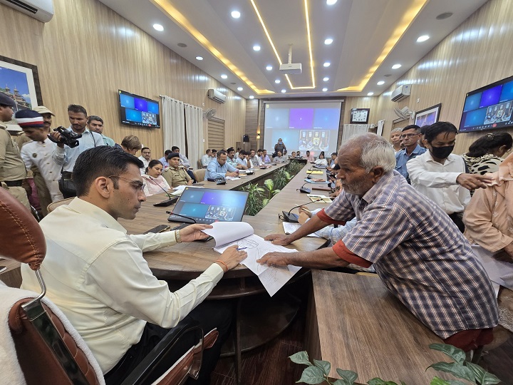 डीएम बंसल की अध्यक्षता में जनता की सुनवाई, 125 शिकायती प्रकरण प्राप्त