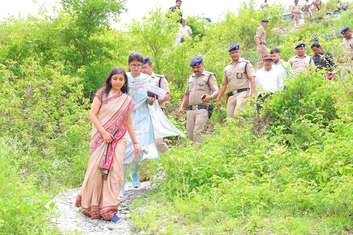 डीएम का मतदान केंद्रों पर निरीक्षण, व्यवस्थाओं की समीक्षा