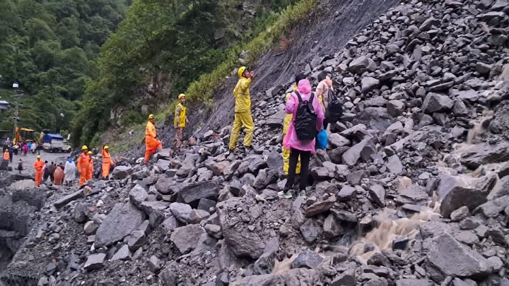 सड़क ध्वस्त होने से श्रद्धालुओं की सुरक्षा हेतु यात्रा रोकी गई