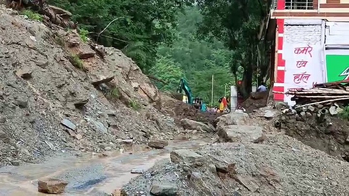 पर्वतीय मार्गों पर लैंडस्लाइड का कहर, रुकी तीर्थ यात्रा