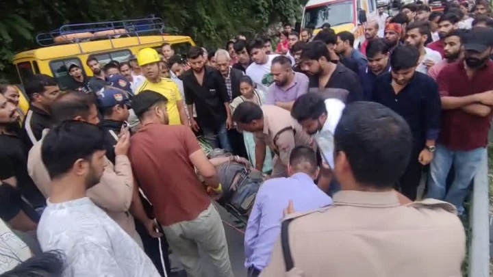 मसूरी में बड़ा हादसा टला: 200 मीटर गहरी खाई में गिरा युवक, SDRF और पुलिस ने बचाया