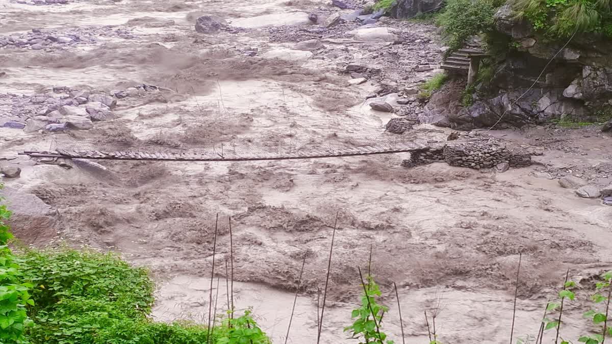 मदमहेश्वर धाम का पुल बहा, ट्रॉली से बचाव कार्य जारी