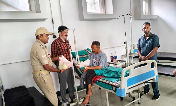 झुलसे हाथ के दर्द में राहत बनी सेवा — युवक को मिल रही मुफ्त चिकित्सा सुविधा