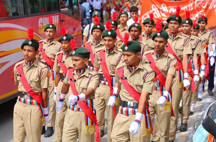 जिलाधिकारी स्वाति भदौरिया ने शहीदों को किया नमन, परिजनों के साथ खड़े रहने का आह्वान