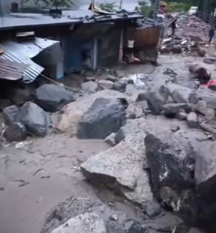 भारी बारिश के चलते थराली, देवाल और नारायणबगड़ के स्कूलों में छुट्टी