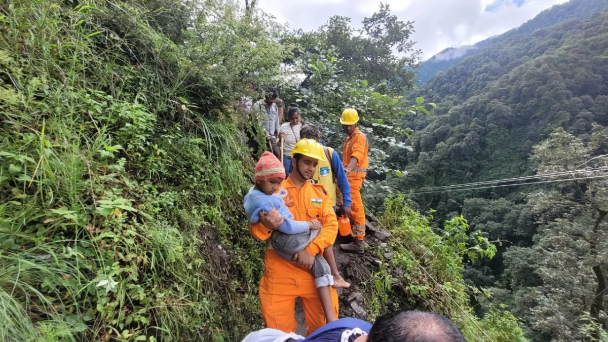 भूस्खलन से हाईवे खोलने में आ रही है दिक्कत – एनएच अधिकारी