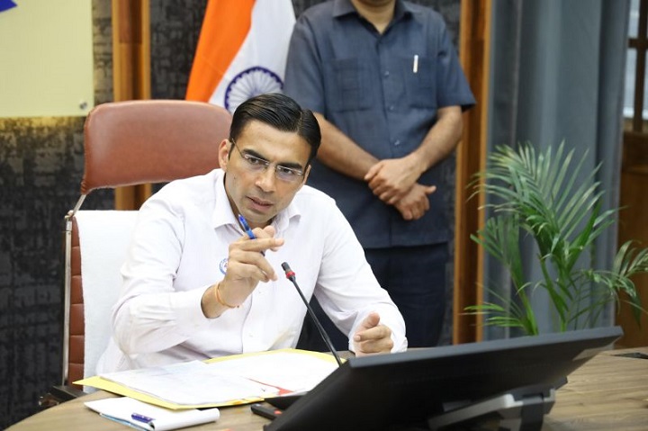 रिहान की शिक्षा बची, डीएम ने फीस माफी के दिए आदेश