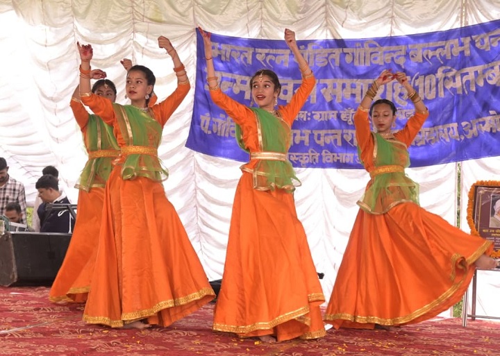 जनहित योजनाओं की जानकारी के लिए लगाए गए स्टॉल