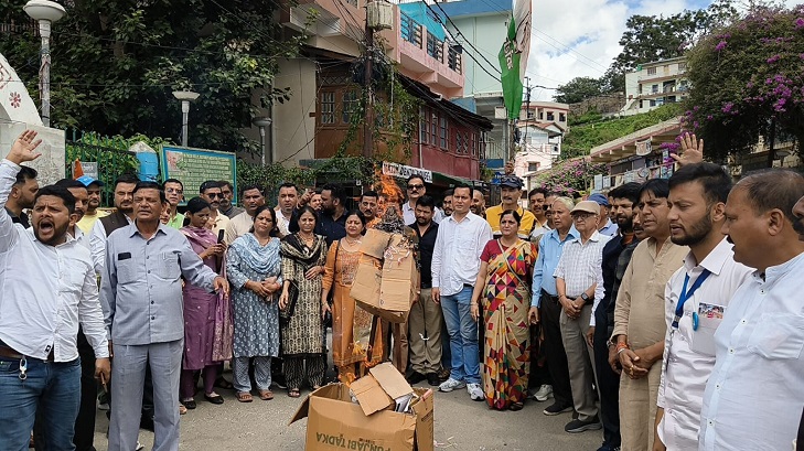 क्वारब मार्ग की बदहाली पर भड़की कांग्रेस, चेतावनी दी