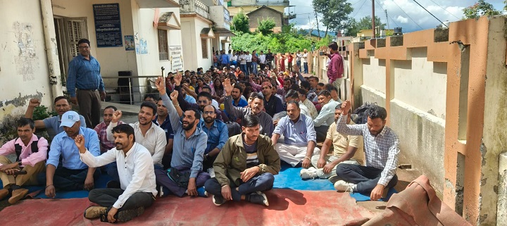 अतिथि शिक्षकों ने वेतन अधिकारों को लेकर उठाई आवाज