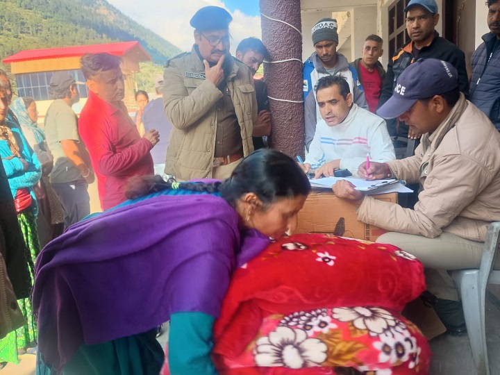 पुलिस टीम पहुंची गांव, आपदा प्रभावितों से जाना हालचाल