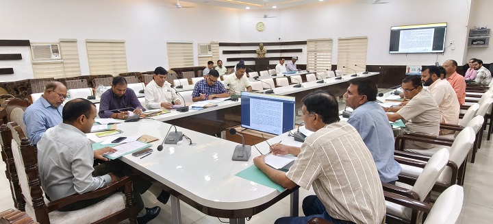 चिकित्सा व्यवस्था को सुदृढ़ करने हेतु सभी संबंधित विभागों को निर्देशित किया गया