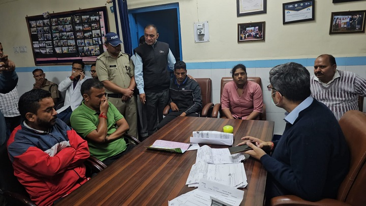 जिलाधिकारी ने अस्पताल व्यवस्थाएं सुधारने के दिए सख्त निर्देश