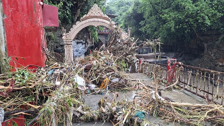 टपकेश्वर मंदिर में प्राकृतिक आपदा का असर, महंतों ने दिखाई सूझबूझ