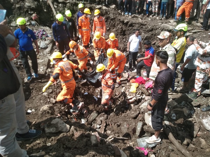 त्रासदी की सबसे दर्दनाक तस्वीर: मां ने आखिरी वक्त तक थामे रखा बच्चों को