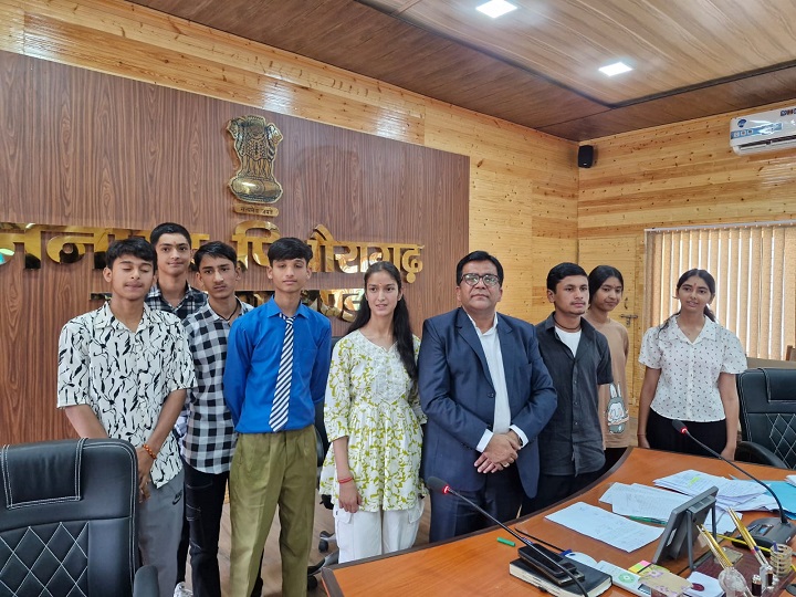 डीएम ऑफिस में छात्रों को बताया गया विकास योजनाओं और प्रशासन का कार्यतंत्र