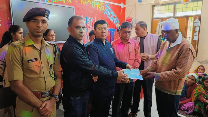 प्रभावितों के साथ खड़ा है प्रशासन, विस्थापन की प्रक्रिया शीघ्र शुरू होगी: डीएम