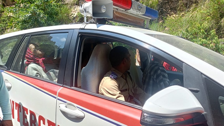 खतरे के बीच नालूपानी में पुलिस का मानवीय चेहरा आया सामने