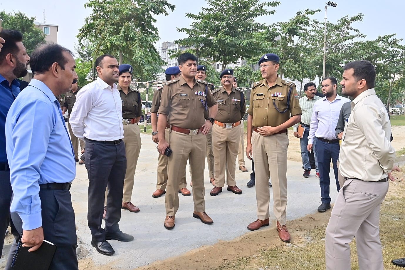 राष्ट्रपति के प्रस्तावित दौरे की तैयारियों का जायज़ा लेने जिलाधिकारी मयूर दीक्षित और एसएसपी प्रमेंद्र सिंह डोबाल ने पतंजलि विश्वविद्यालय का दौरा किया।