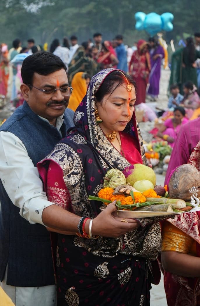 मुख्य सचिव आनन्द बर्द्धन ने अस्ताचलगामी सूर्य को अर्घ्य अर्पित किया और प्रदेशवासियों की सुख-समृद्धि व खुशहाली की कामना की।