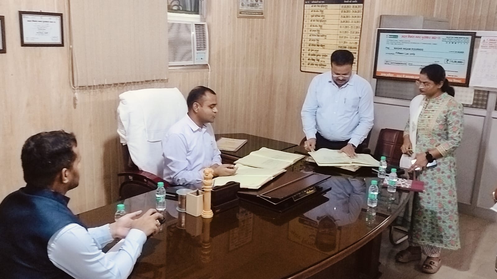 जिलाधिकारी मयूर दीक्षित ने नगर निगम रुड़की में सफाई व्यवस्था व प्रशासनिक कार्यों में सुधार के दिए निर्देश