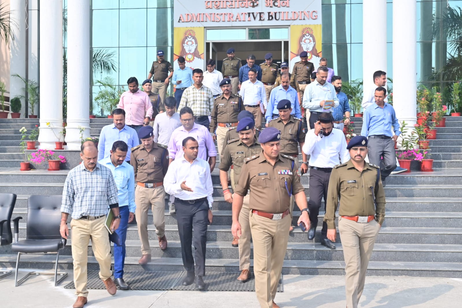 राष्ट्रपति के प्रस्तावित दौरे की तैयारियों के मद्देनज़र, जिलाधिकारी मयूर दीक्षित और वरिष्ठ पुलिस अधीक्षक प्रमेंद्र सिंह डोबाल पतंजलि विश्वविद्यालय पहुँचे। वहाँ दोनों अधिकारियों ने सुरक्षा एवं व्यवस्थाओं से जुड़ी तैयारियों का जायज़ा लिया।