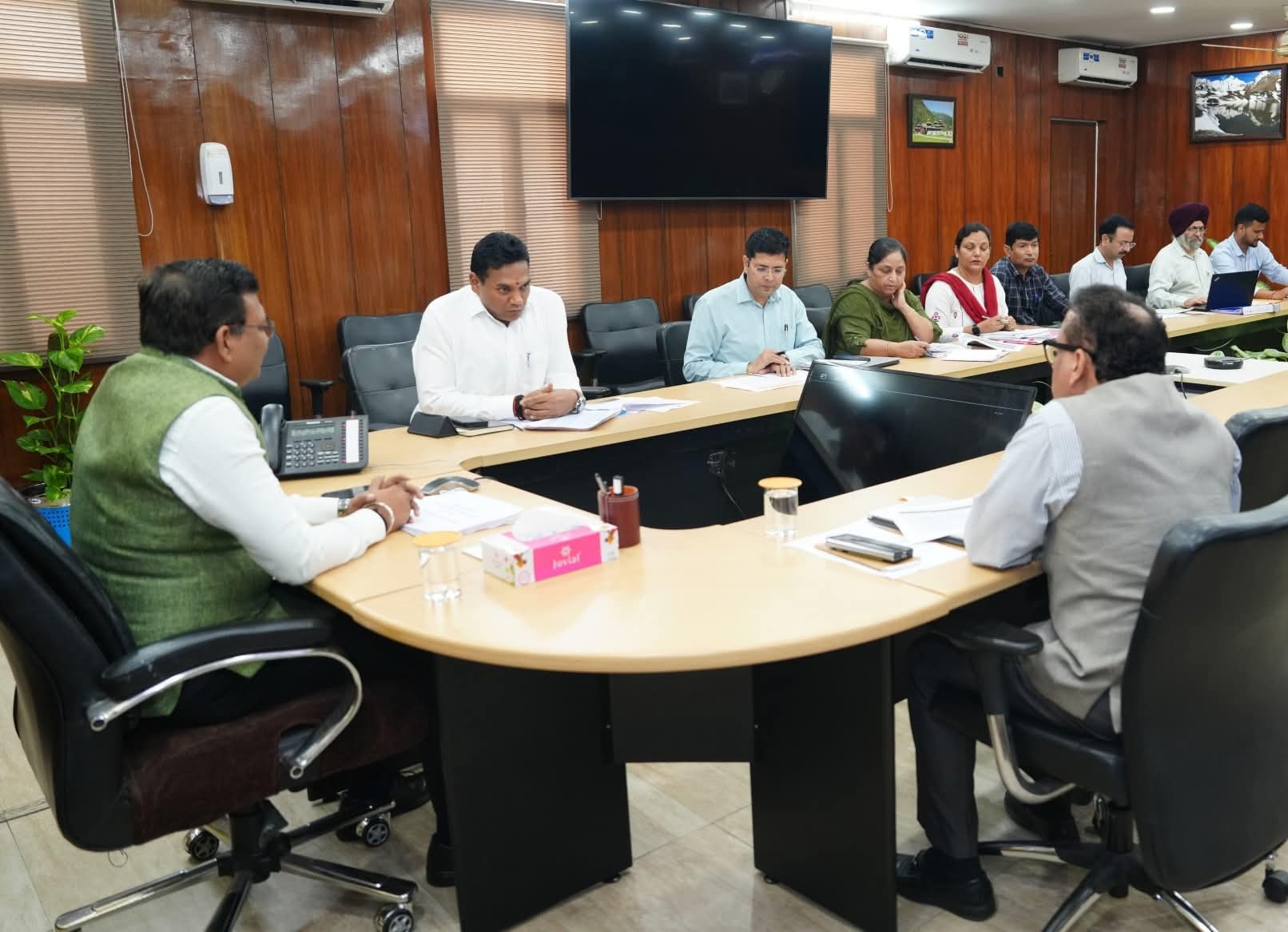 मुख्य सचिव आनन्द बर्द्धन की अध्यक्षता में नर्सिंग पाठ्यक्रम संचालन हेतु गठित समिति की बैठक में सिंगल विंडो सिस्टम लागू करने के निर्देश