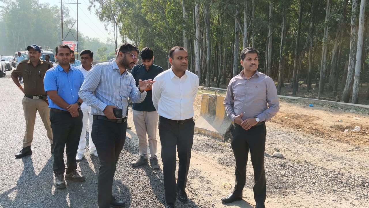 जिलाधिकारी मयूर दीक्षित ने नेशनल हाईवे के निर्माण कार्य का निरीक्षण किया। उन्होंने संबंधित अधिकारियों को निर्देश दिए कि तीन दिनों के भीतर डायवर्जन मार्ग को पूरी तरह गड्ढा-मुक्त किया जाए।
