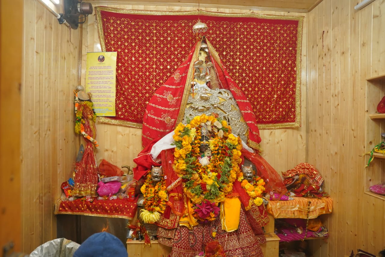 माँ गंगा की डोली पहुँची शीतकालीन प्रवास स्थल मुखवा, पूरे मार्ग में गूंजे जय माँ गंगे के जयकारे