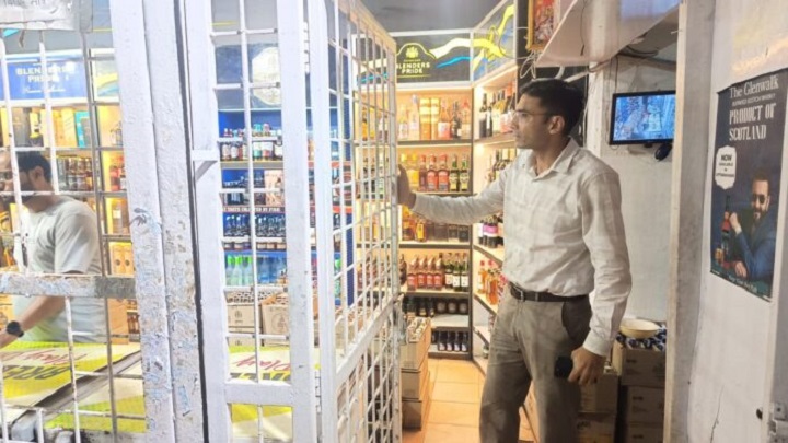 जिलाधिकारी सविन बंसल ने लिया सख्त एक्शन