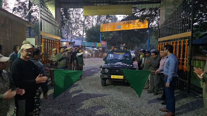 देश-विदेश से पहुंचे सैलानी, जंगल सफारी का लुत्फ उठाया