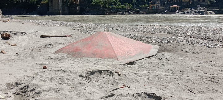 तीर्थयात्रियों और पर्यटकों ने छोड़ा घाटों का रुख, खाली पड़े धार्मिक स्थल