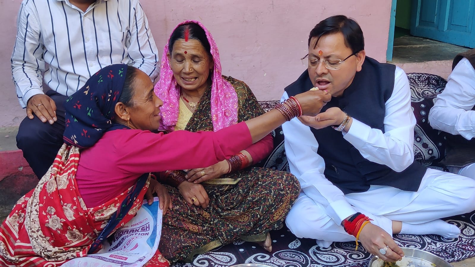 मुख्यमंत्री ने प्रभावितों के साथ किया भोजन, कहा—राज्य सरकार हर संकट की घड़ी में जनता के साथ खड़ी है