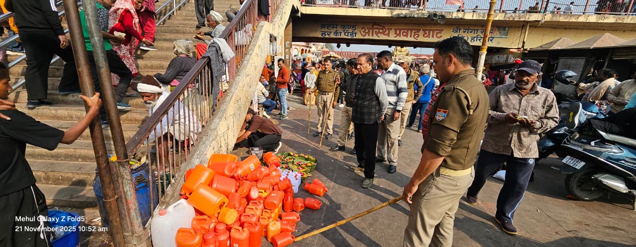 हर की पैड़ी के पास स्थित वाल्मीकि मंदिर और अस्थि प्रवाह घाट के आसपास से भी अतिक्रमण हटाने की कार्रवाई जारी है