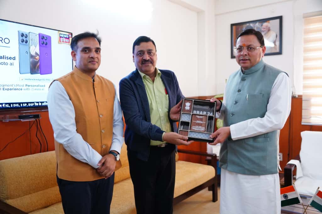 राष्ट्रीय स्तर पर व्यापार सुधार कार्ययोजना के तहत मिले टॉप अचीवर्स पुरस्कार मुख्यमंत्री को सौंपा गया