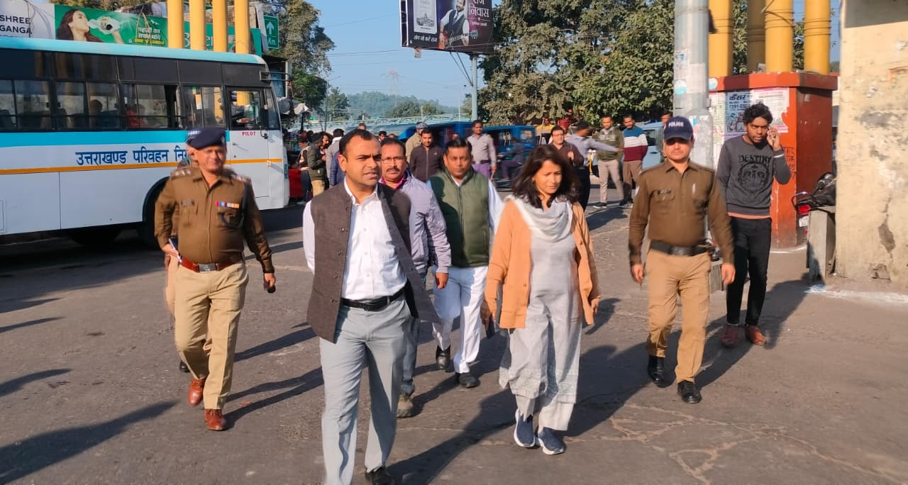 जिलाधिकारी ने रोडवेज बस अड्डे के सौंदर्यीकरण के लिए रंग रोगन के दिए निर्देश