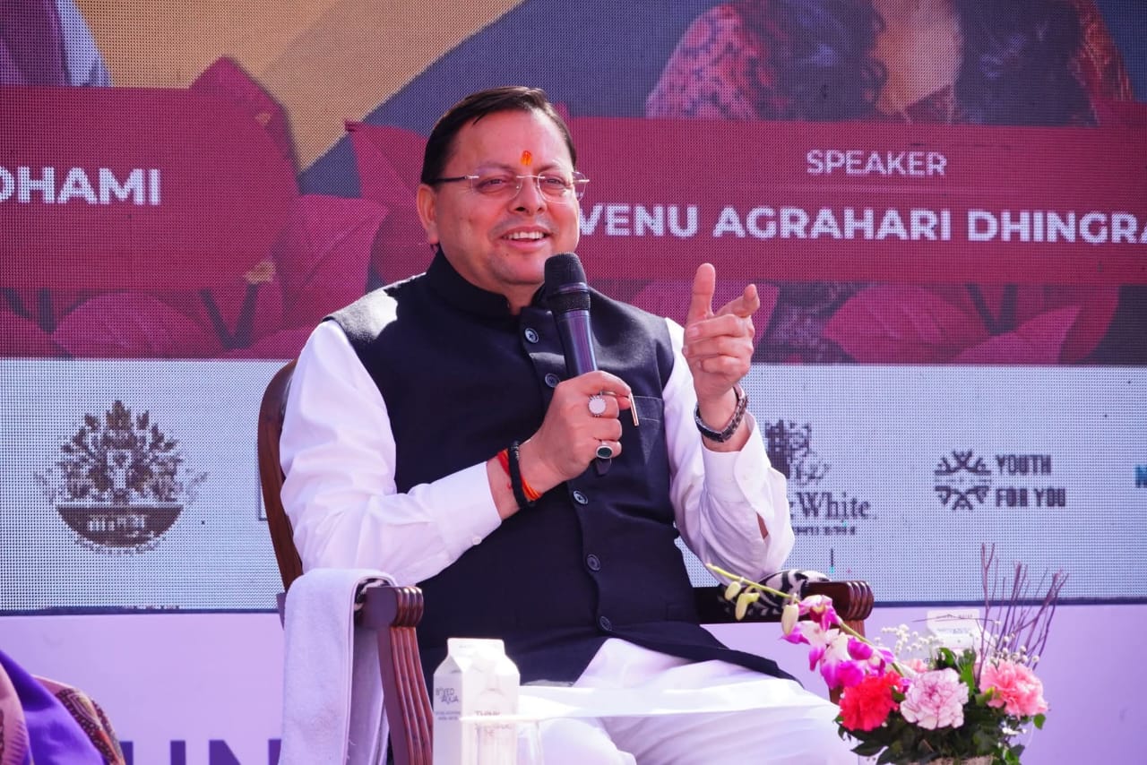 मुख्यमंत्री ने दून इंटरनेशनल स्कूल में आयोजित देहरादून साहित्य महोत्सव में हिस्सा लिया। इस दौरान उन्होंने ‘लीडिंग लेडीज़ ऑफ इंडिया’ पुस्तक का लोकार्पण भी किया