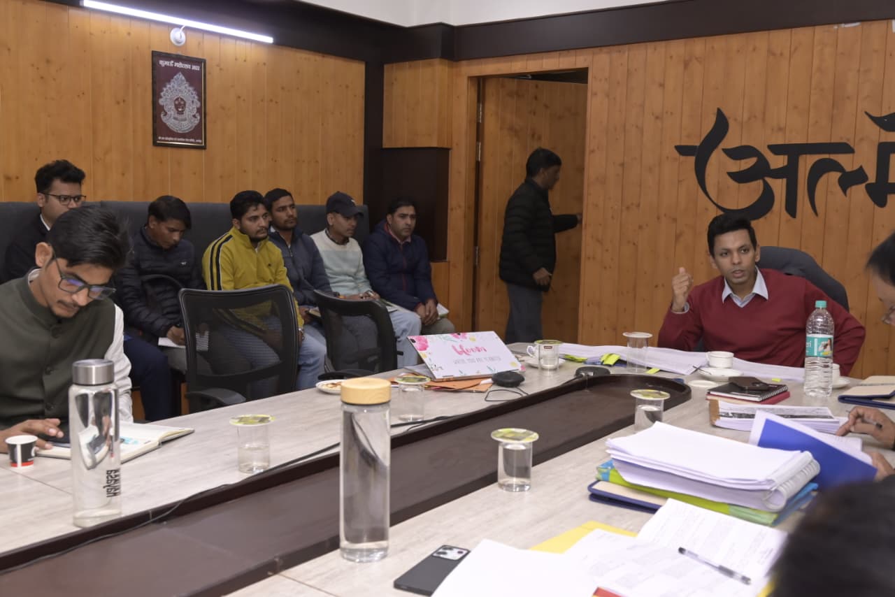 मुख्यमंत्री द्वारा की गई घोषणाओं की प्रगति की समीक्षा के लिए जिलाधिकारी अंशुल सिंह की अध्यक्षता में बैठक आयोजित की गई