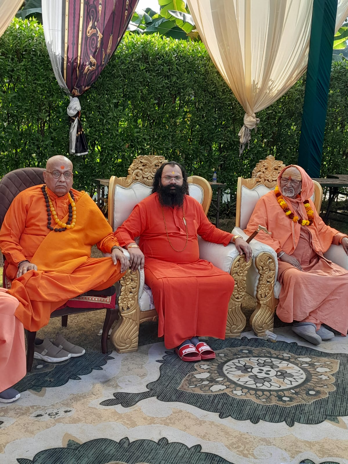 भारत साधु समाज ने अखाड़ा परिषद के अस्तित्व पर सवाल उठाते हुए कहा कि वर्तमान में परिषद न तो सक्रिय है और न ही उसका कोई अध्यक्ष है। इस विषय पर महामंडलेश्वर स्वामी रूपेन्द्र प्रकाश ने भी अपनी प्रतिक्रिया दी