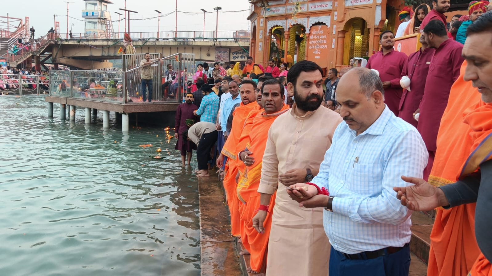 जिला प्रशासन की ओर से मुख्य विकास अधिकारी डॉ ललित नारायण मिश्रा ने मां गंगा की आरती में शामिल होकर प्रदेश एवं जनपद की प्रगति एवं खुशहाली के लिए मां गंगा से की प्रार्थना।