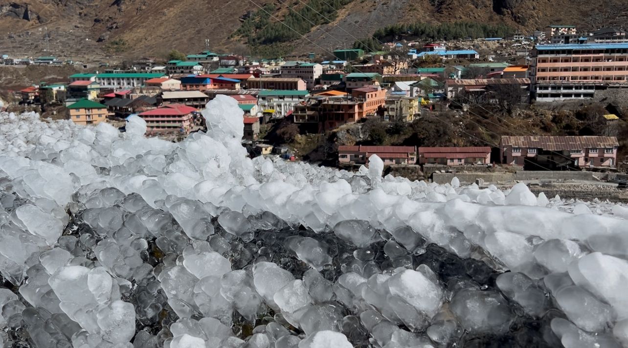 ठंड का प्रकोपः बदरीनाथ में जम गए झरने और तालाब