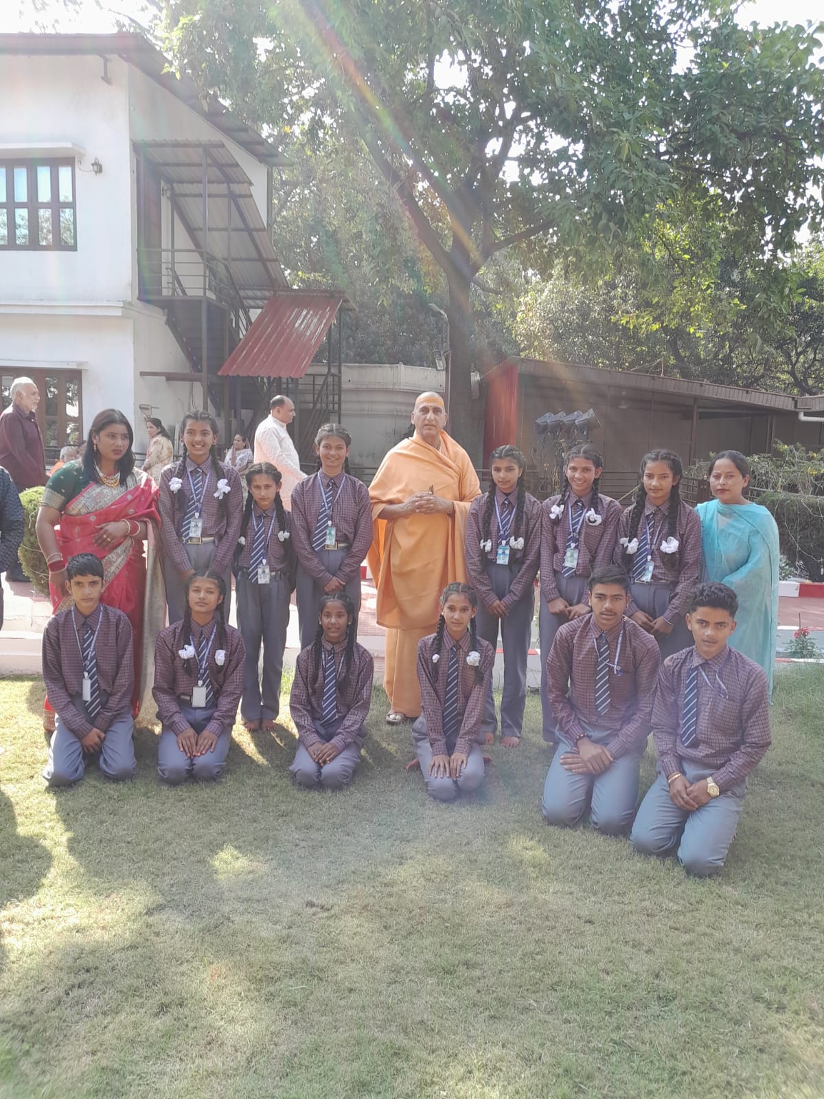 चंपावत के स्वामी अवधेशानंद इंटर कॉलेज के छात्र-छात्राओं ने स्वामी जी को उनके जन्मदिन के अवसर पर बधाई दी