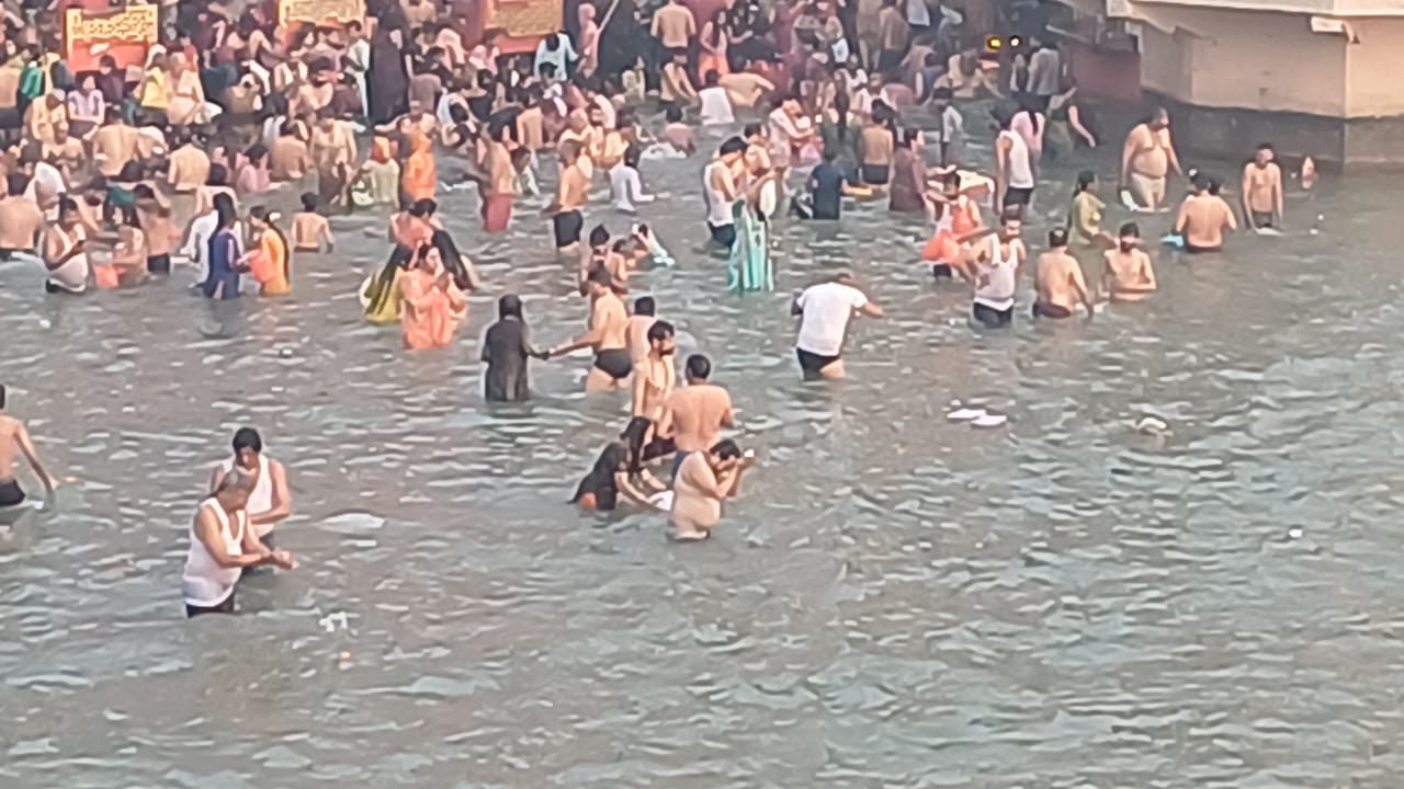 कार्तिक पूर्णिमा पर हरिद्वार के हर की पैड़ी घाट पर श्रद्धालुओं का सैलाब उमड़ पड़ा