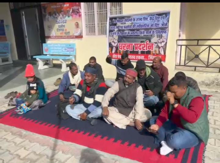 लोहाघाट ब्लॉक में सत्ता संघर्ष खुलकर सड़क पर, क्षेत्र पंचायत सदस्यों का धरना शुरू।